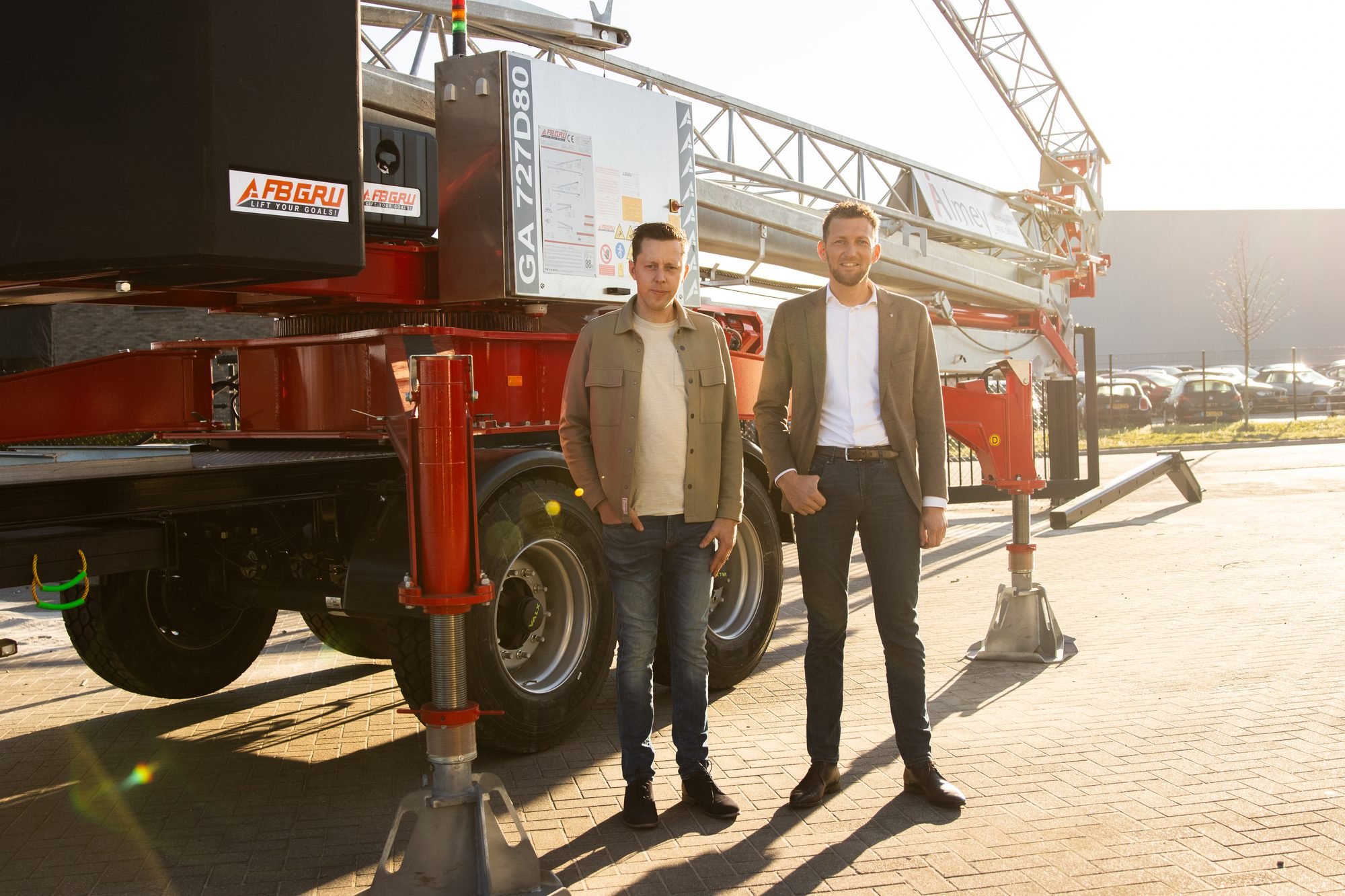 Johan Kooiker und Jacob Russcher vor einem Baukran